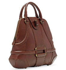 В отличие от сумок Hermes или Gucci, которым понадобились годы, чтобы завоевать заслуженную популярность, Novak от Alexander McQueen мгновенно получила статус культовой. Впервые она была представлена в коллекции 2005 года. Сумка названа в честь американской кинодивы 50-х годов, хичкоковской блондинки Ким Новак. Звезда триллера «Головокружение» была любимой актрисой дизайнера Александра Маккуина. 