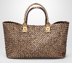 В 70-х годах мастера Bottega Veneta создали плетеную из кожаных полосок прямоугольную сумку с двумя короткими ручками. Сумка, по форме напоминающая корзину, получила название Cabat. С тех пор эта модель – визитная карточка Дома моды Bottega Veneta, ведь именно она принесла ему известность. На создание одной сумки Cabat уходит около 2-х дней. В год выпускается всего несколько сотен сумок Cabat из различной кожи разных оттенков. Бренд использует только лучшую кожу и исключительно ручной труд. Bottega Veneta изготавливают свои сумки при помощи старинной техники плетения – Intrecciato.