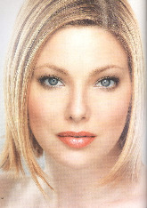 Если Ваша кожа в хорошем состоянии, не злоупотребляйте тональным кремом и пудрой, чтобы скрыть мелкие недостатки наносите ее точечно. Подчеркните глаза с помощью лайнера и туши. На скулы нанесите немного румян и накрасьте губы матовой помадой.