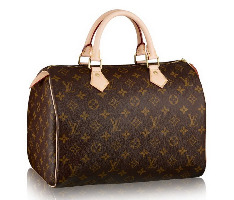  Speedy Bag остается самой культовой из сумок Louis Vuitton. Ее часто называют докторским саквояжем за сходство с соответствующим предметом. Классическая версия сделана из кожи с монограммами в виде перекрещенных букв LV, но эту модель также делают из однотонной кожи или из кожи с принтом «шахматная доска». Она бывает трех размеров: Speedy 25,, Speedy 30, Speedy35. Самой популярной из них, безоговорочно, остается Speedy 30.