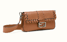 В 1997 году дизайнеры Fendi во главе с Сильвией Вентурини Фенди создали маленькую прямоугольную сумочку, которую можно было носить как французский багет – подмышкой. Сумка сразу же попала список культовых. Особый шарм Baguette bag придает застежка в форме перекрещивающихся F. После использования этой сумочки в сериале «Секс в большом городе» продажи модели взлетели на небывалую высоту и сделали Baguette одной из самых желанных.