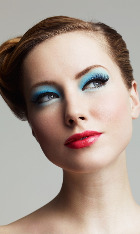 Модный яркий макияж в бирюзовой гамме