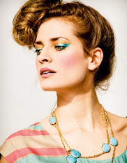 Модный яркий макияж в зелено-золотистой гамме