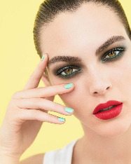 В основе коллекции Chanel безграничная любовь к Неаполю, городу, полному загадок и очарования, где на каждом шагу – природа, искусство и мифология.