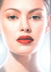 Деловой макияж может быть эффектным, но не вызывающем.