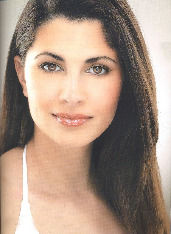 Если вы хотите сделать акцент на глаза, то достаточно использовать коричневый оттенок теней для век в сочетании с черной или темно-коричневой подводкой и тушью для ресниц. На губы в этом случае можно нанести лишь блеск нежно-пастельного оттенка, а на скулы добавить едва заметный блик румян.