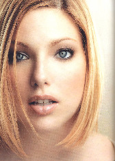 Деловой макияж совершенно необязательно должен быть блеклым. Строгий деловой костюм в мужском стиле вполне допускает яркие акценты, например стрелки.