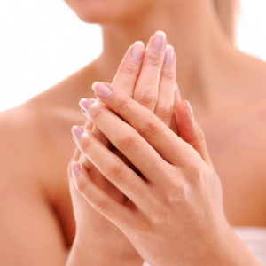 Трещины на пальцах рук. Уход или лечение?