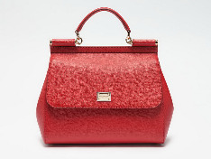 Конечно же, легендарный и коммерчески успешный бренд Dolce&Gabbana не мог обойтись без собственной культовой модели сумки. Так на свет появилась Miss Sicily – оплот элегантности и женственности, созданный под влиянием традиций Сицилии. Каждый год появляются все новые фактуры, материалы и цветовые палитры данной сумки, однако форма и высочайшее качество ручной работы остаются неизменными. Классический размер Miss Sicily – 35,5х28х15 см. Сумка отличается наличием короткой ручки сверху клапана, который украшен табличкой с логотипом бренда.