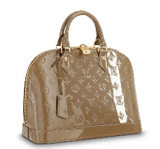 С 1992 года эта модель Alma выполняется в канве Monogram и становится символом элегантности, ее облик невозможно спутать ни с одной другой моделью. Этой сумке необыкновенно идут и кожа Epi во всех цветовых оттенках, и узор Damier, придающий ей особенно графичный облик, и глянцевый блеск лаковой кожи Monogram Vernis. Ей к лицу и любой размер, от миниатюрной версии BB до варивнта XXL.