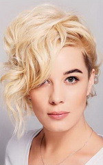 Хаотичные небрежные кудри собраны на макушке 