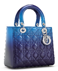 В середине 90-х годов прошлого века Модный Дом Dior выпустил новую модель сумки Chouchou («Любимица»). Придуманная Джанфранко Ферре модель лаконичной формы с интересной фактурой и твердыми ручками, сразу же стала пользоваться спросом. Но культовой ее сделала принцесса Диана, после того, как стала появляться на публике именно с этой сумкой. После смерти Леди Ди сумку переименовали в Lady Dior. Сегодня она остается практически неизменной: классическая квадратная форма, короткие ручки, фирменное тиснение. 