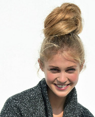 Небрежный высокий пучок на длинные волосы