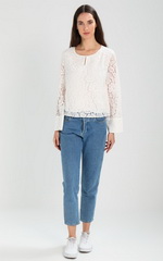 Кружевная блузка и джинсы Кружевная блузка и джинсы