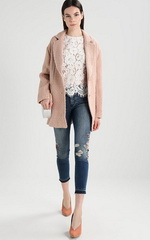 Кружевная блузка и джинсы Кружевная блузка и джинсы