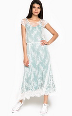 Кружевное платье, надетое поверх трикотажного платья и кеды Кружевное платье, надетое поверх трикотажного платья и кеды