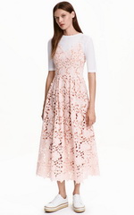 Кружевное платье, надетое поверх футболки и слипоны Кружевное платье, надетое поверх футболки и слипоны