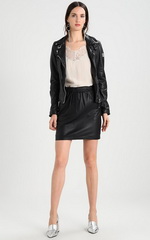 Кожаный костюм и топ, отделанный кружевом Кожаный костюм и топ, отделанный кружевом