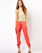 Добавив к тренировочным брюкам блестящий топ, можно смело отправляться на вечеринку.