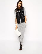 Классические спортивные брюки и кожаная жилетка – идеальная городская униформа. 