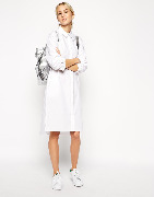 Смешивайте в одном образе - хлопковые женственные платья и кеды.