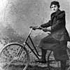 Велосипедистка в блумерсах, 1895 г.