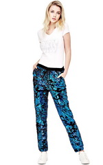 Тренд весна-лето 2018. Блестящие брюки Guess Тренд весна-лето 2018. Блестящие брюки Guess